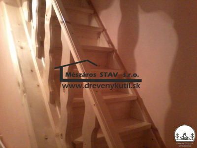 Drevené schody so zábradlím 